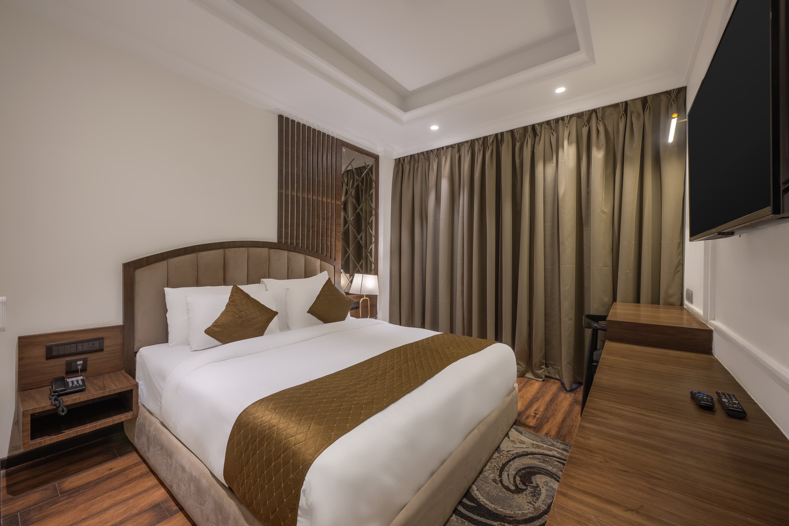Executive Room with Balcony - Image 1