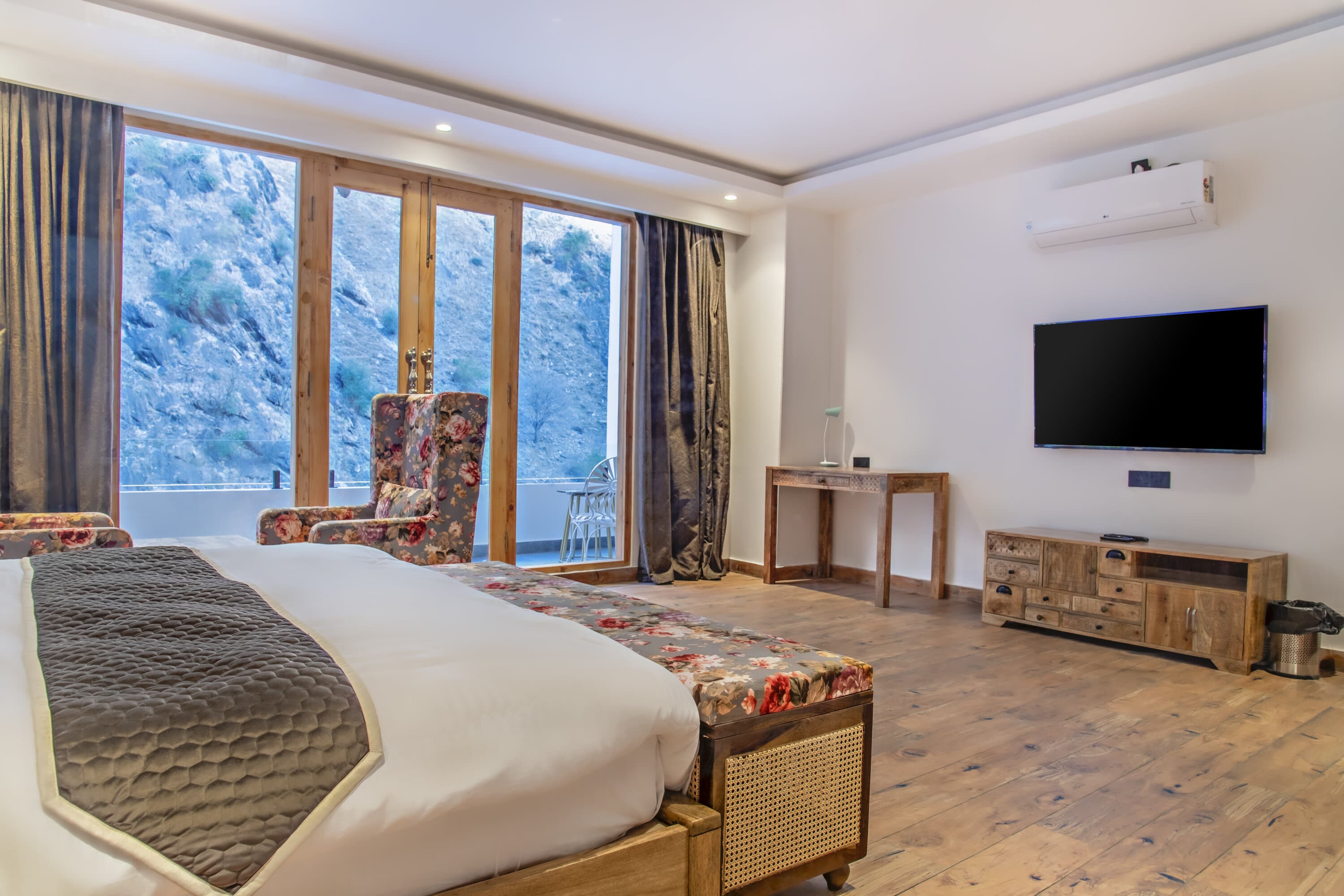 Superior Deluxe Room with Balcony - Image 1