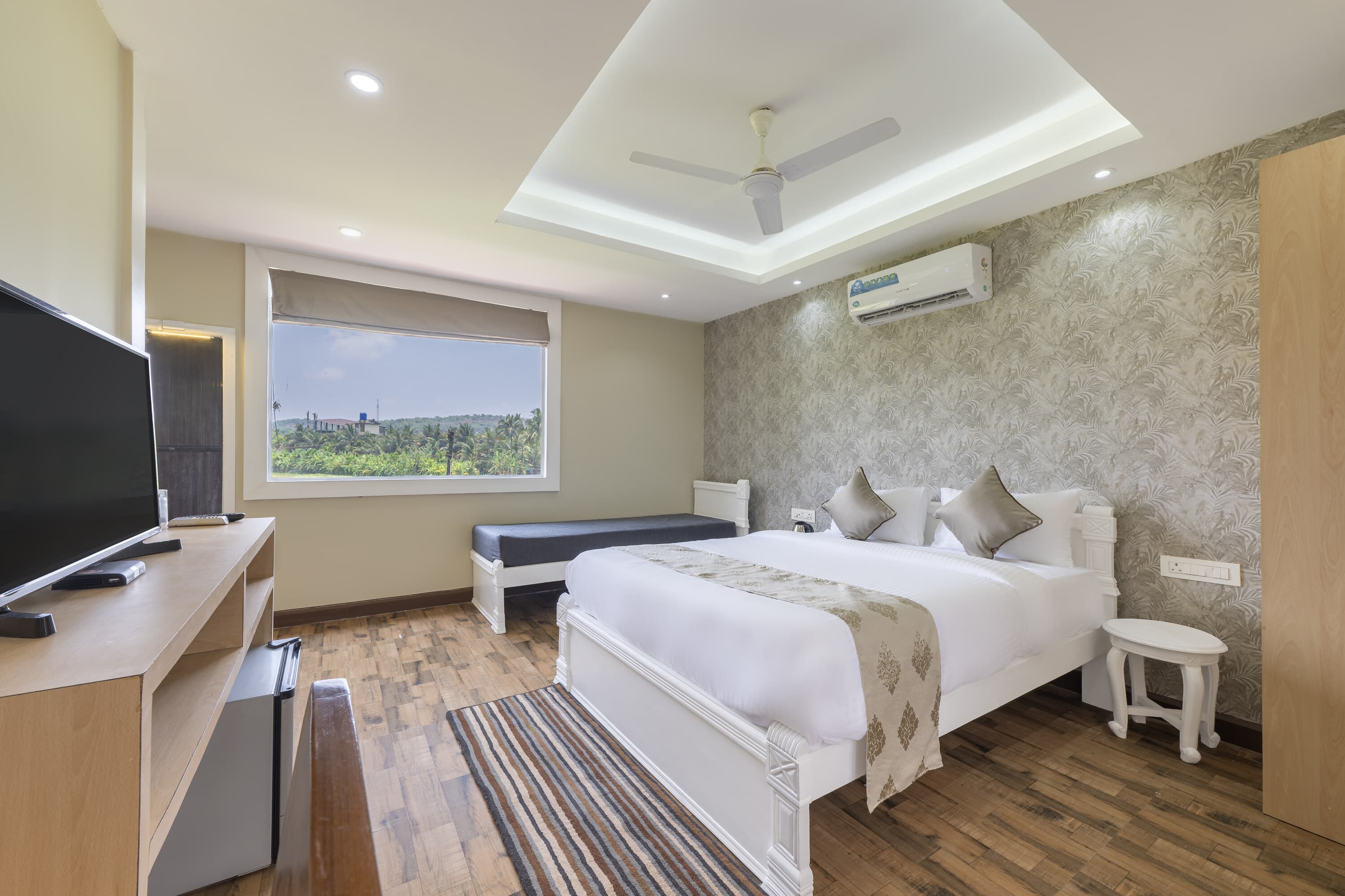 Superior Deluxe Room with Balcony - Image 1