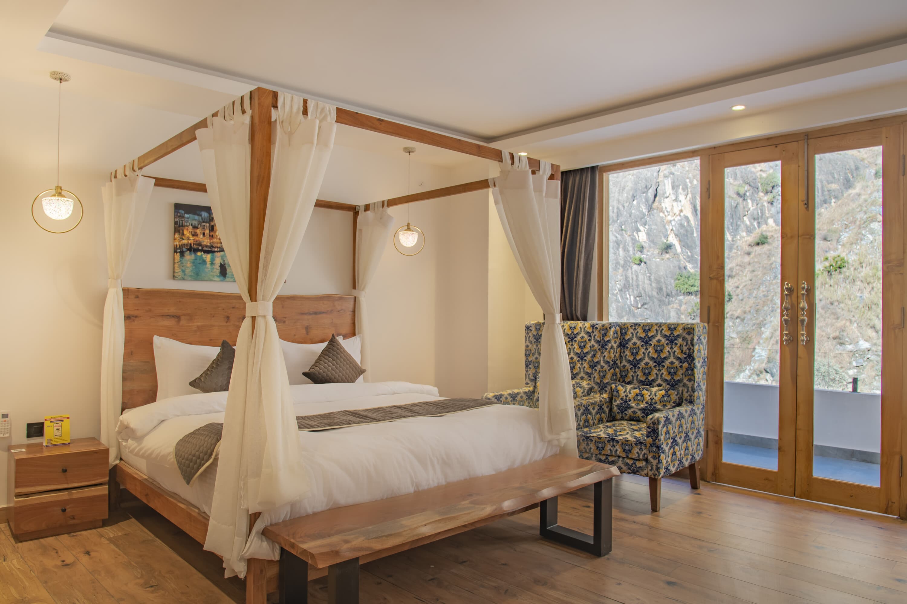 Luxury Room with Balcony - Image 1