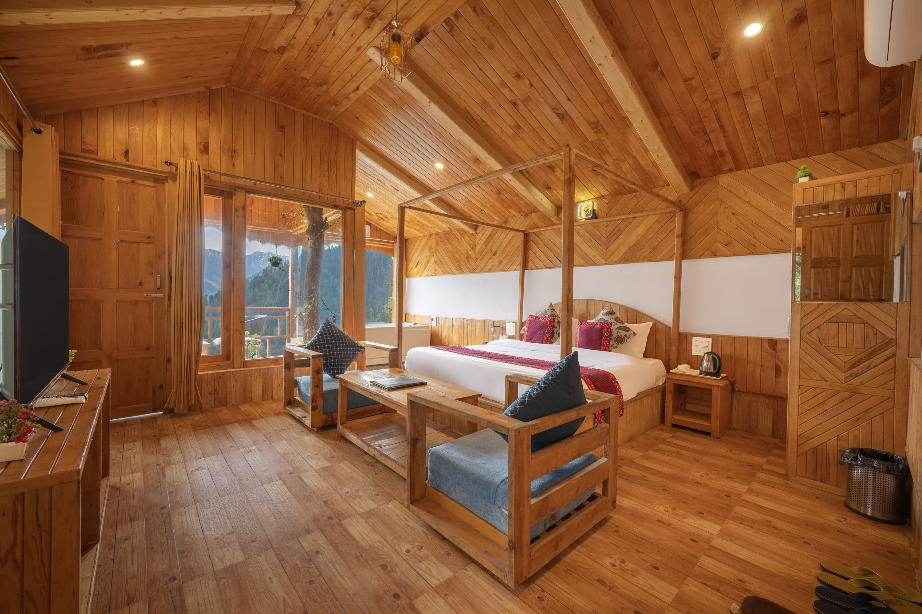 Skyline Tree Cottage with Jacuzzi and Balcony - Image 1