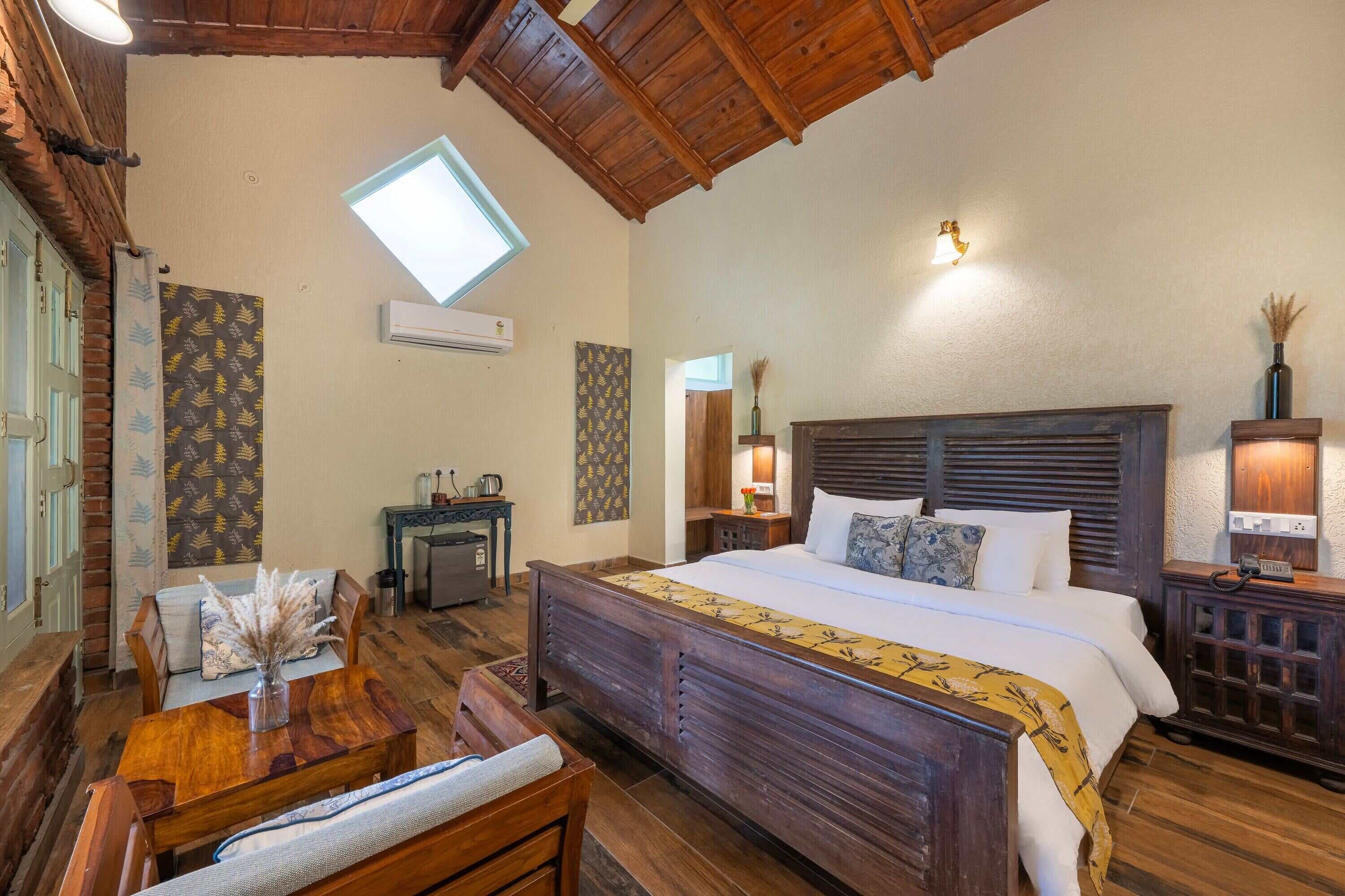 Luxury Room with Balcony (Lake View) - Image 1