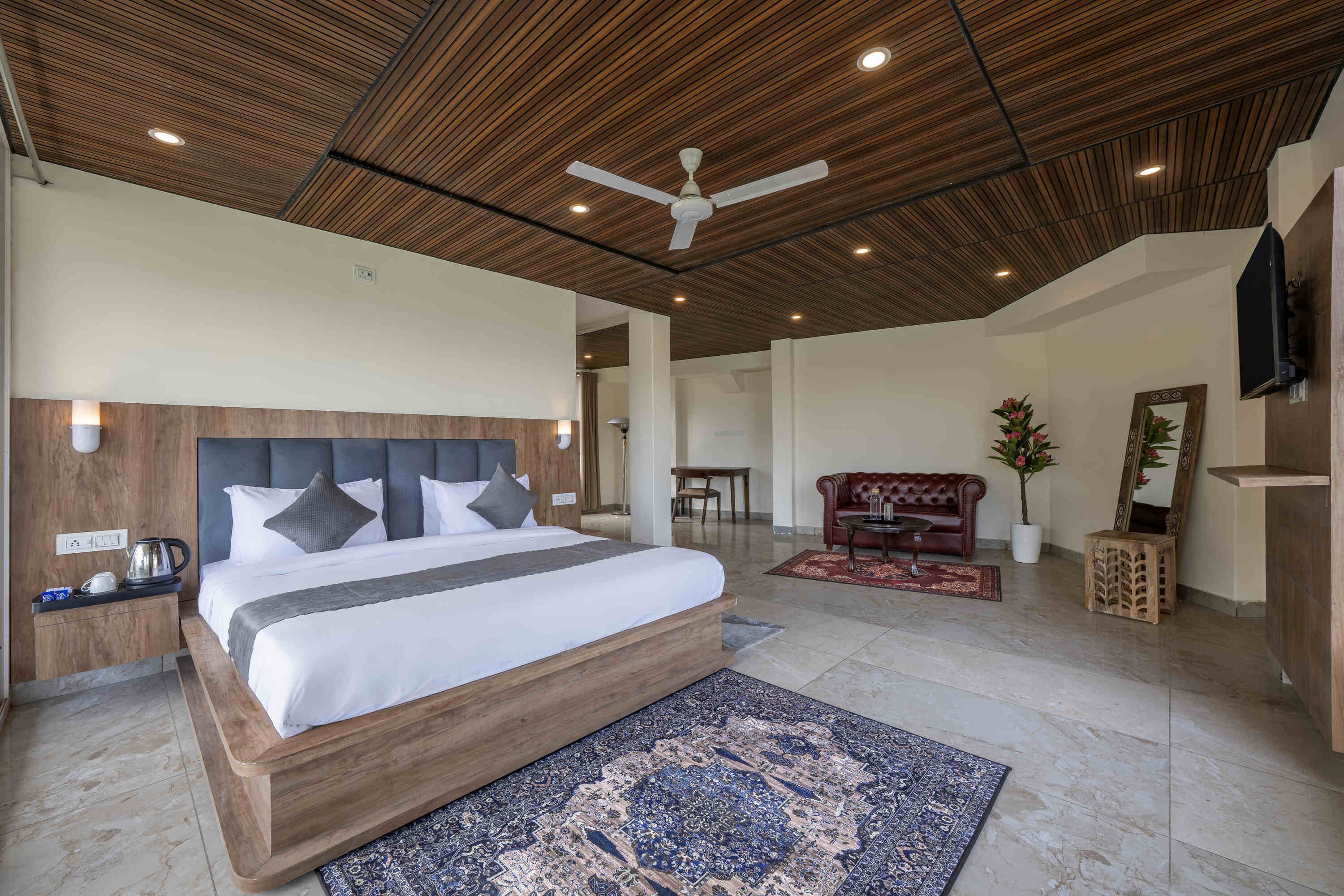 Premier Jacuzzi Room with Balcony (Valley View) - Image 1